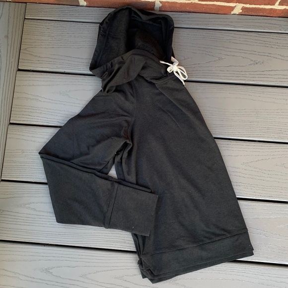 Vuori Halo Essential Hoodie and Vuori Daily Legging Set - Picture 7 of 16